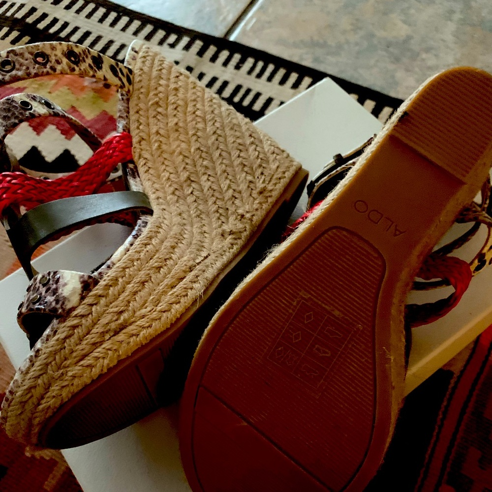 Striped wedge shoe